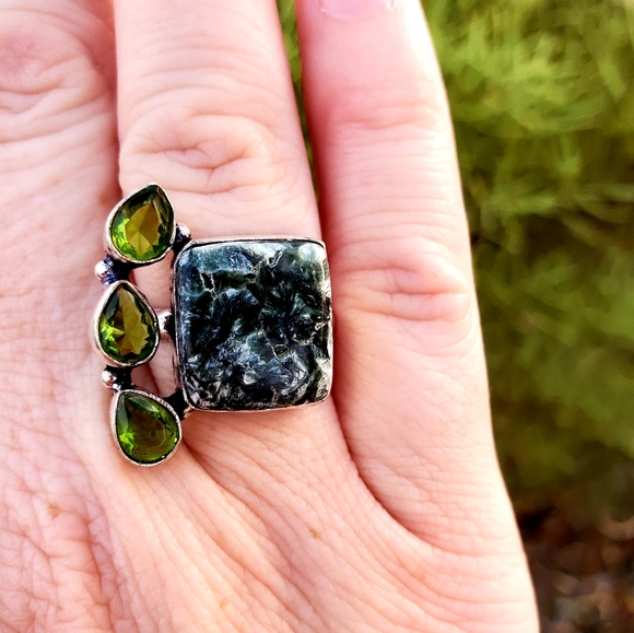 New Seraphinite & Peridot Silver Ring. - Picture 3 of 12